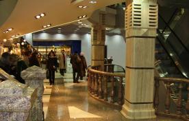Торговый центр  во Владивостоке – отделка гранитом внутреннего интерьера здания: стены, лестницы, перила, балясины.