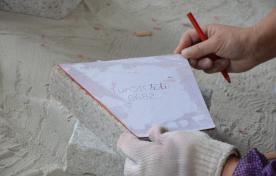 Сверка изготовленного камня с шаблоном согласно чертежей проекта