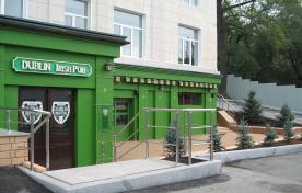 Ирландский  пивной бар в центре Владивостока – гранитные ступени, парапет.