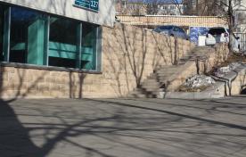 Офисное здание во Владивостоке. Отделка фасада: колотая гранитная плитка G682 «скала». Прилегающая территория: бучардированная брусчатка этой же марки материала. Изюминка архитектурного ансамбля – монументальные цельные гранитные ступени